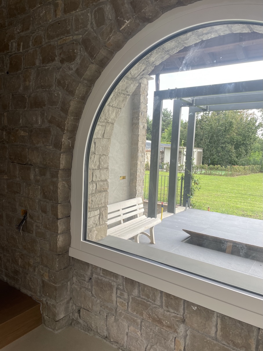 Slim-profile aluminium window with unobstructed garden view